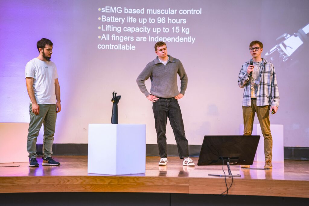 A-Bionic during pitching